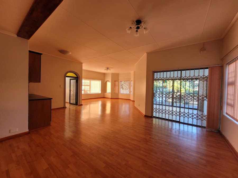 To Let 4 Bedroom Property for Rent in Wavecrest Eastern Cape